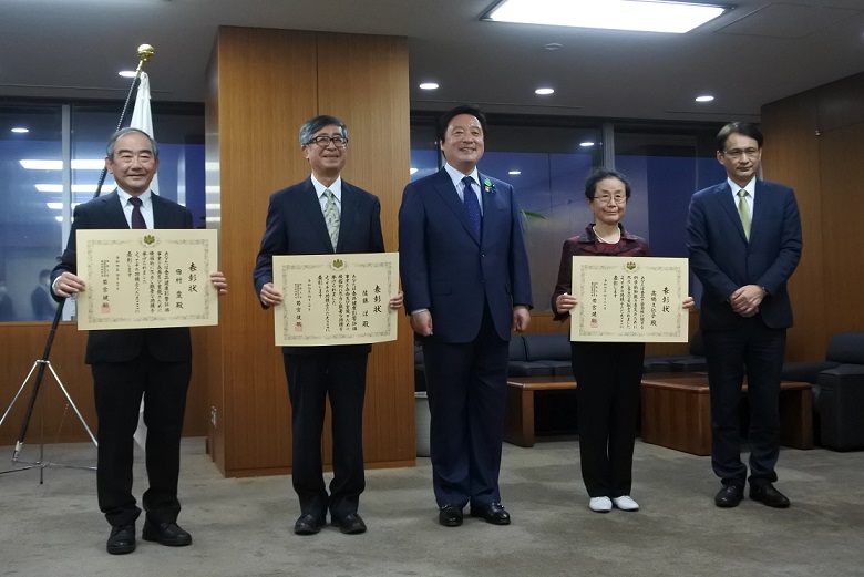 写真左から、田村氏、佐藤氏、若宮大臣、高橋氏、鋤柄食品安全委員会事務局長