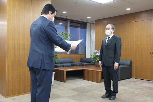 若宮大臣から表彰状を受ける田村氏