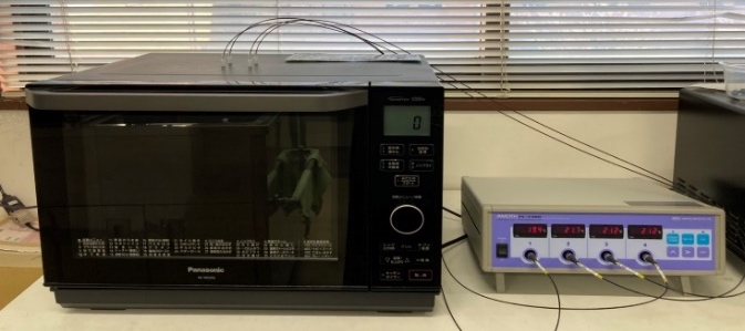 蛍光式光ファイバー温度計を挿入した電子レンジ写真