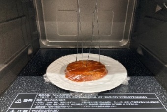 蛍光式光ファイバー温度計を挿入した食材写真